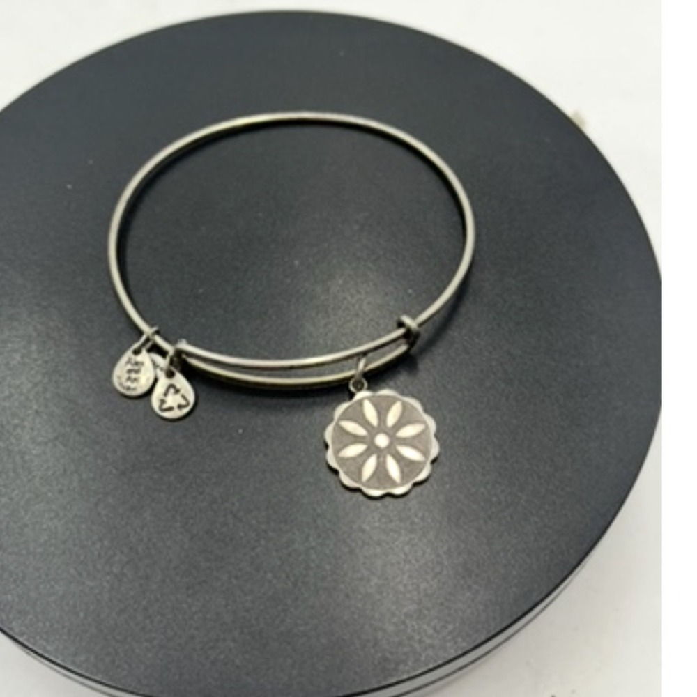 Alex and Ani Venus Flower New Beginnings Expandable‎ Wire Bangle Bracelet